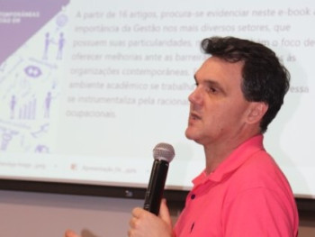 Professor Marcos Paulo apresentando o e-book sobre Gestão