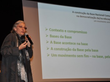 Maria Beatriz falando sobre a base curricular