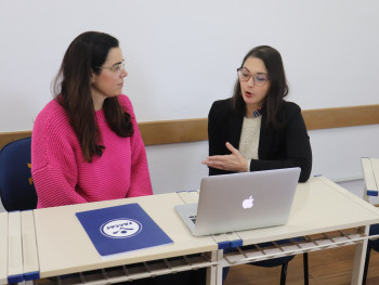 Pauline com a sua professora orientadora Moema Pereira Nunes