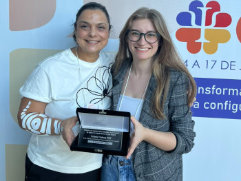 Renata Laux (à direita) junto com a professora Alessandra Rodrigues Jacoby Renata Laux (à direita) junto com a professora Alessandra Rodrigues Jacoby