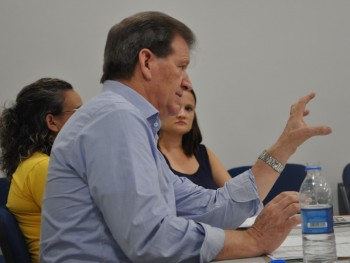 Professor Delmar coordenando uma reunião com os funcionários da Faccat