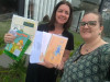 Professora Cibele Fernandes da Costa entregando os livros