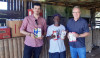 Presidente da associação de moradores recebeu gêneros alimentícios arrecadados em torneio de futsal    