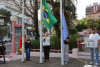 Marlene Ressler arriando a Bandeira do Brasil