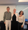 Carine Dörr com o professor Eric Mazur e com a professora Angélica Natera